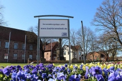 bvv-Infoschild vor dem Bad Bramstedter Schloß