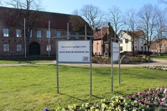 bvv-Infoschilder vor dem Bad Bramstedter Schloß